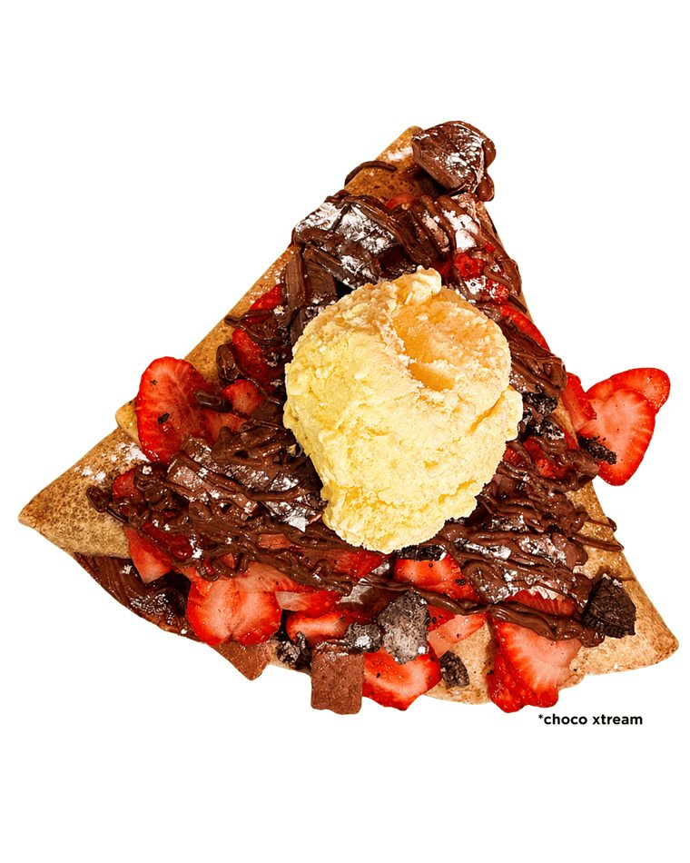 Crepa Choco Xtream de Pachucrepas con chocolate, fresas en rebanadas, trozos de galleta y una bola de helado de vainilla encima