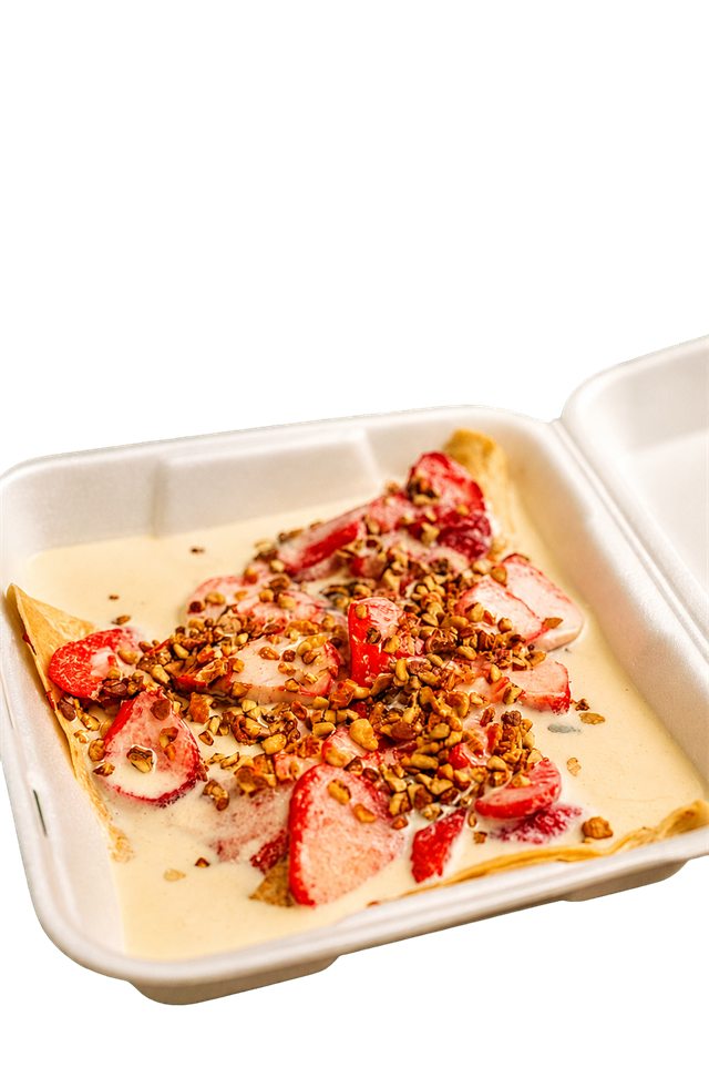 Crepa de fresas con crema y nuez picada servida en envase para llevar de Pachucrepas